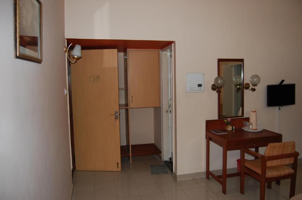 Hotel Raviraj Pune Bilik gambar