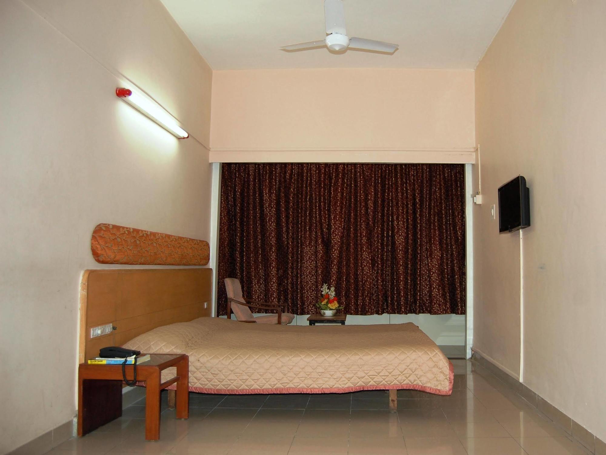 Hotel Raviraj Pune Luaran gambar